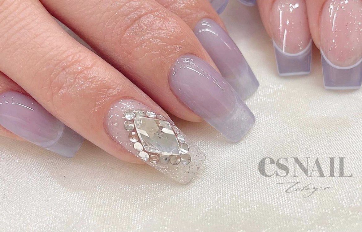 “アイスブルー”で春ネイルにシフトチェンジ 甘すぎない上品な指先に【プレゼント企画あり】