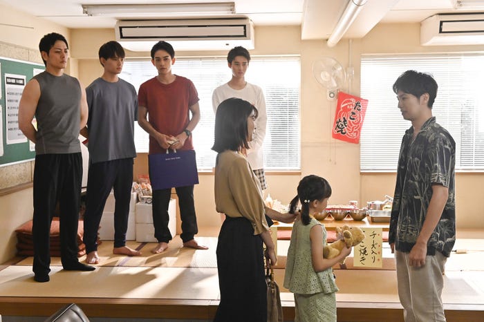 (手前左から)三倉茉奈、宮地美然、桐山漣(後方左から)久保田悠来、佐野勇斗、町田啓太、藤岡真威人/「テッパチ!」第8話より(C)フジテレビ