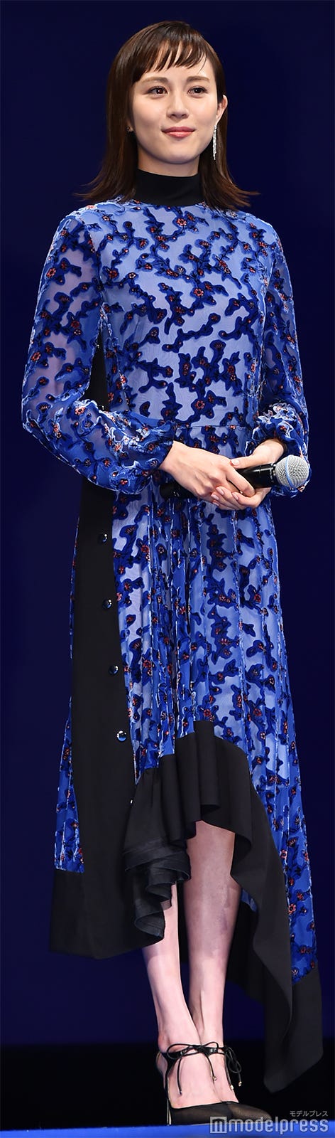 比嘉愛未“ブルー”シースルードレス(C)モデルプレス