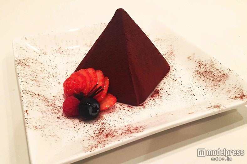 神秘的な形と意味を持つピラミッドを象った「チョコレートピラミッド」