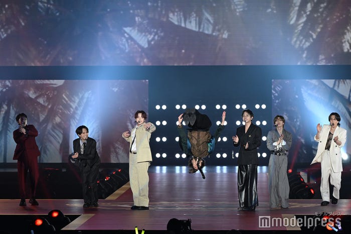 Travis Japan/華麗にバク宙を決める川島如恵留(C)モデルプレス