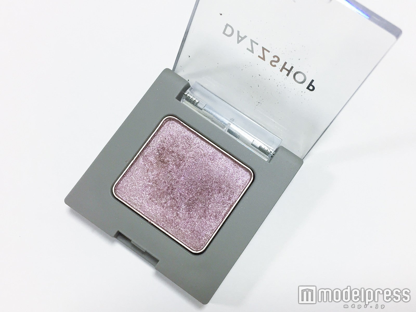 【DAZZ SHOP】「アリュールド シングル アイシャドウ“MYSTIC NUMBER 03”」／写真：Cecil Inoue（C）モデルプレス