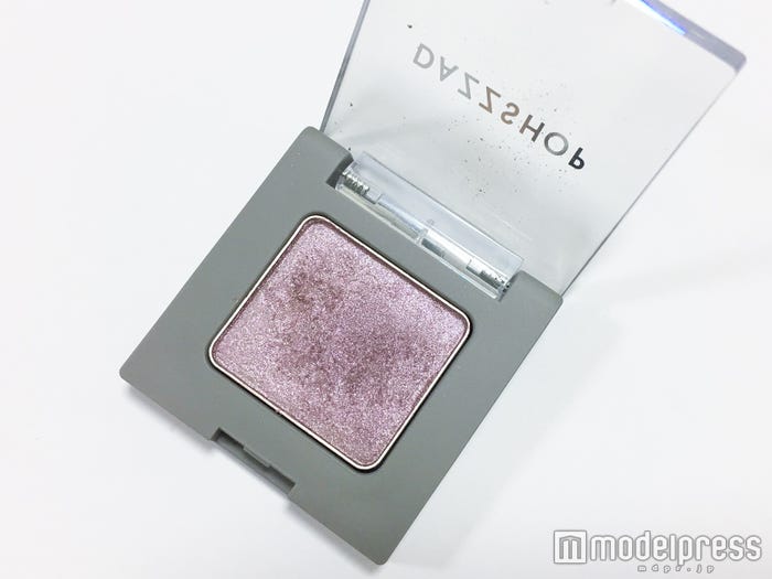 【DAZZ SHOP】「アリュールド シングル アイシャドウ“MYSTIC NUMBER 03”」/写真:Cecil Inoue(C)モデルプレス