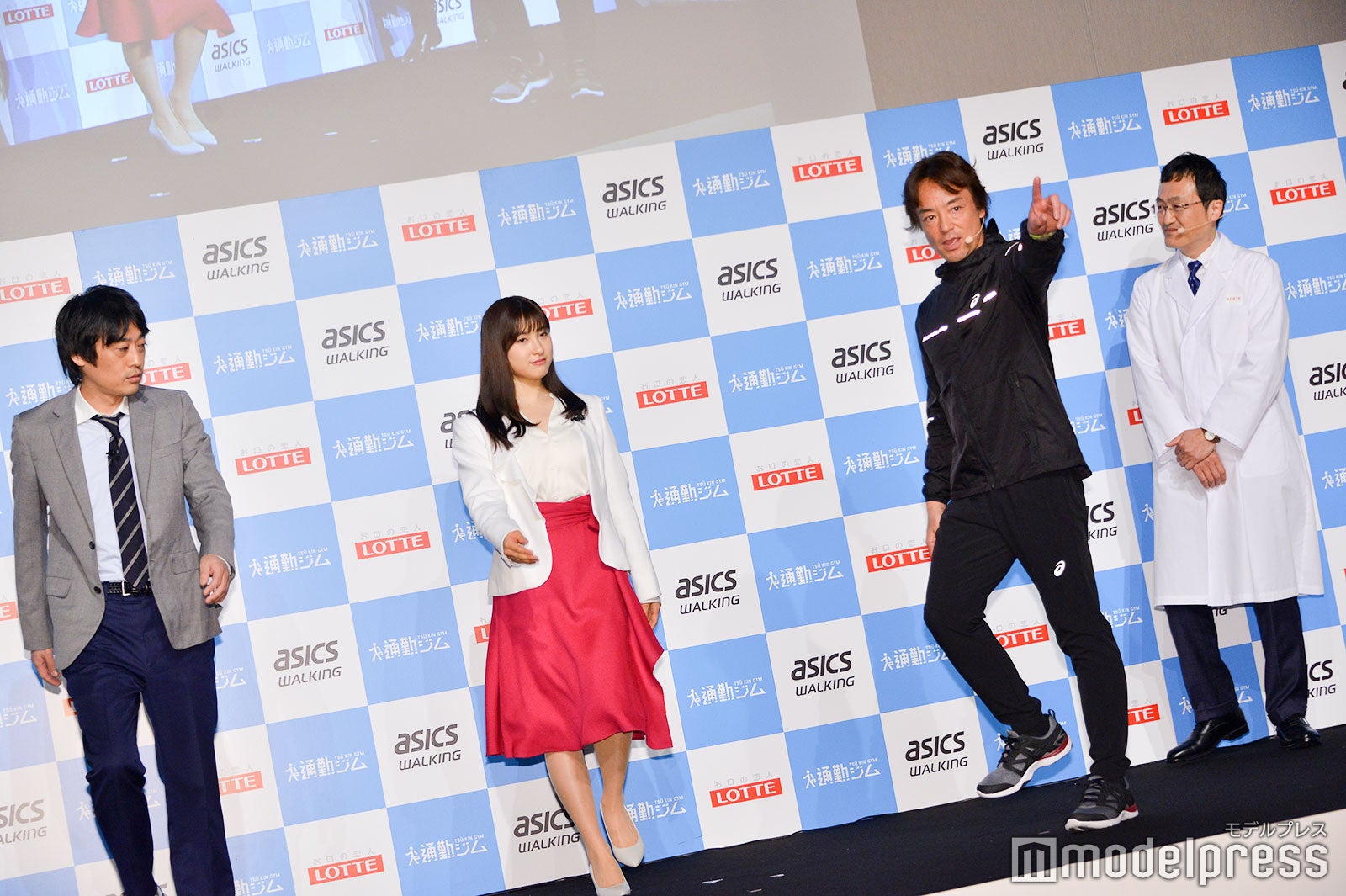 ウォーキングのレクチャーを受ける村上健志、土屋太鳳 （C）モデルプレス