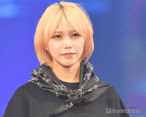 川後陽菜、ミニ丈からのぞく美脚にうっとり<札幌コレクション 2023 S/S>