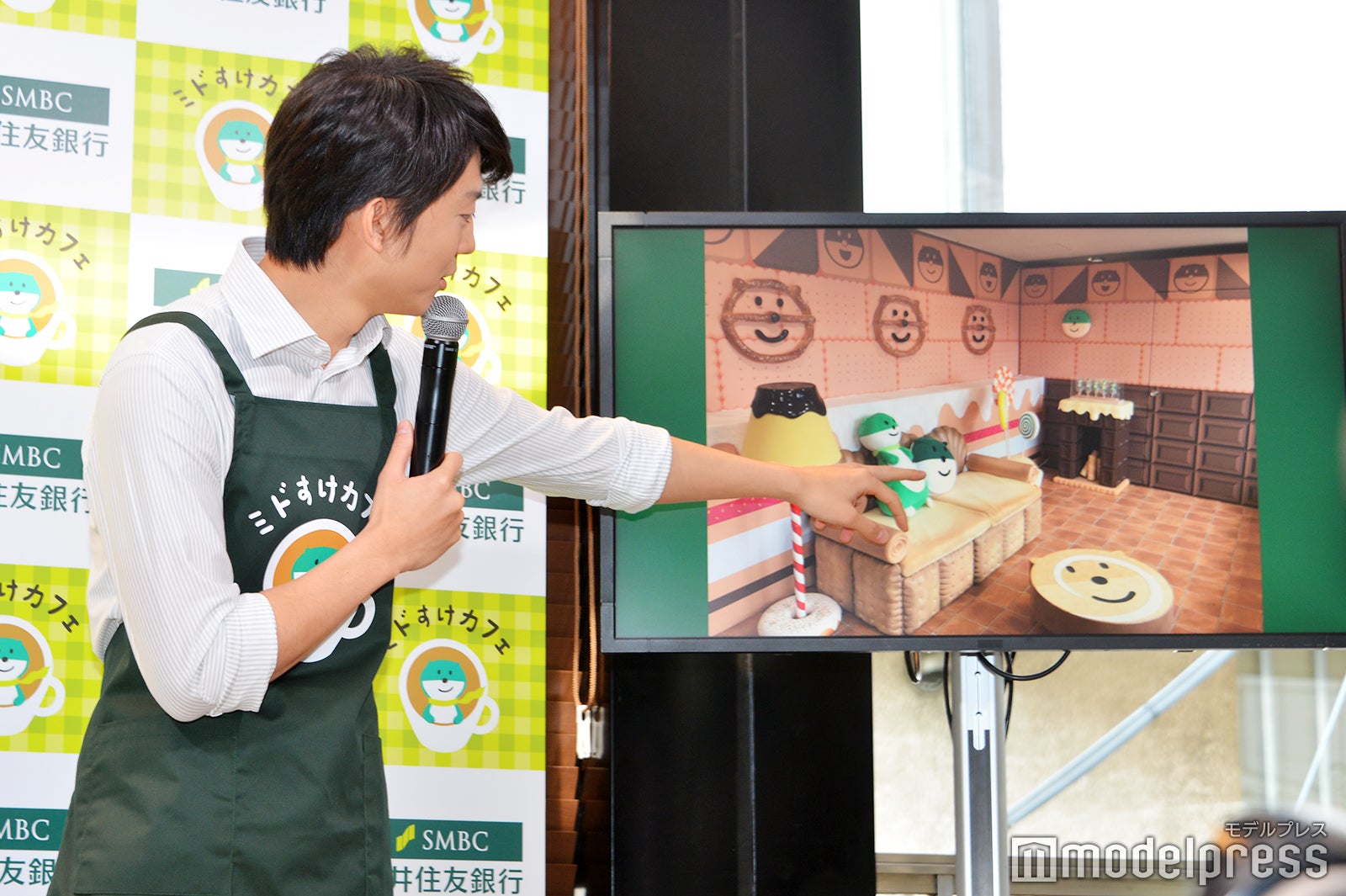 なぜか画面の「お菓子のお部屋のクッキー」をつまむ伊藤健太郎（C）モデルプレス