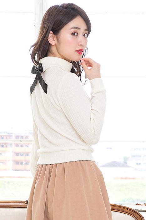 バックリボンタートルネックリブニットソートップス「神戸レタス」1990円(税込)/画像提供:神戸レタス