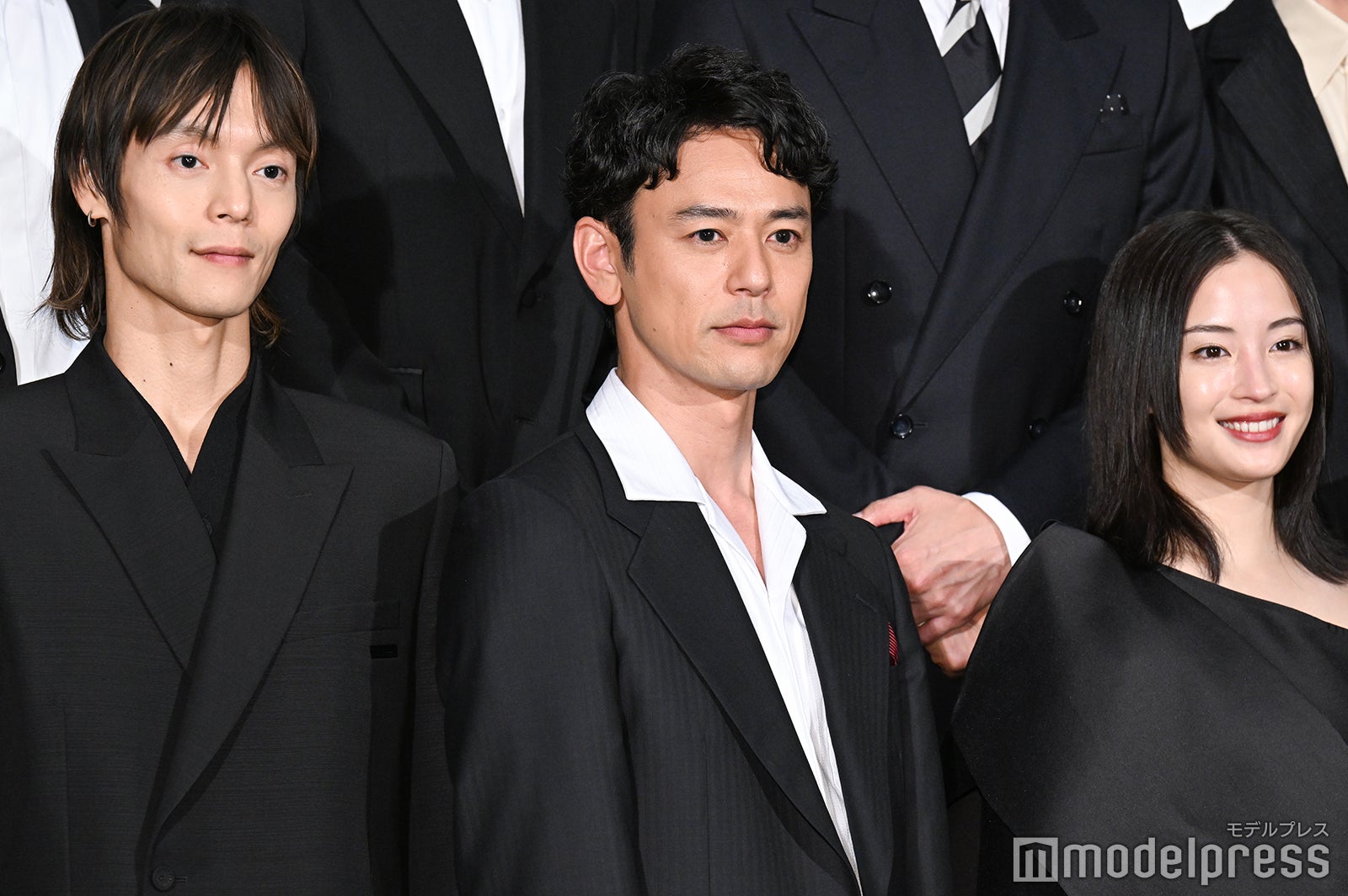 妻夫木聡ら豪華キャスト13人レッドカーペット集結「映画の力を信じたい」広瀬すずは大胆肩出し衣装で登場【宝島】