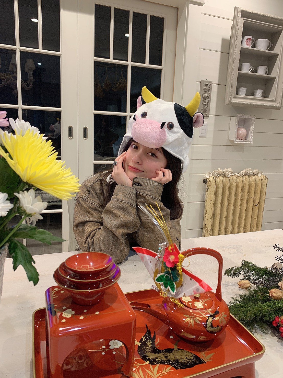 橋本環奈「可愛すぎて罪」「新年から眼福」“牛の被り物”ショットにファン悶絶