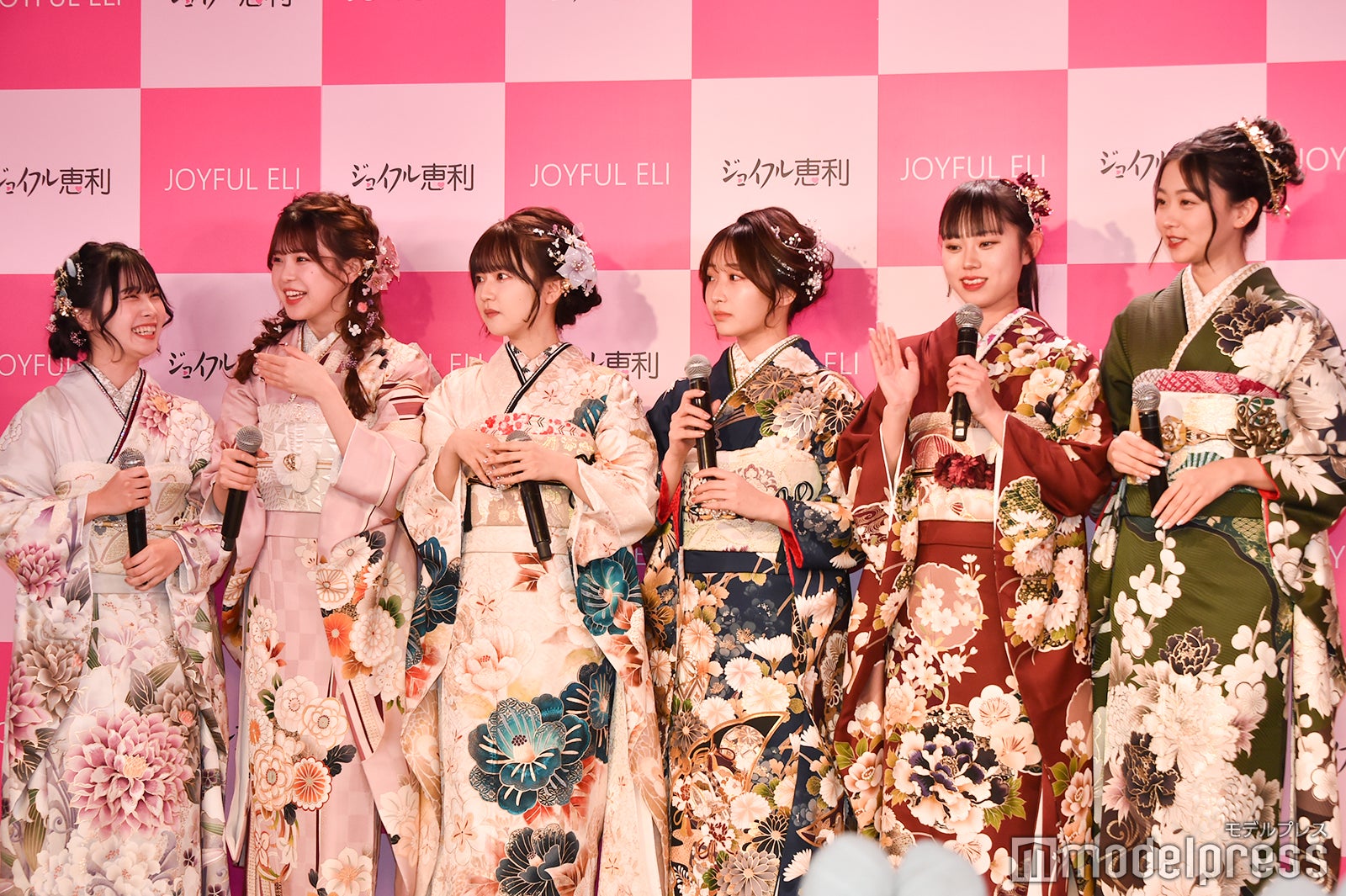 （左から）実熊瑠琉、折田涼夏、わたげ、石川翔鈴、本望あやか、みとゆな （C）モデルプレス