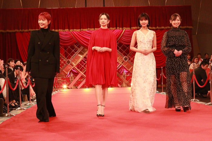 原菜乃華、美背中＆ほっそり二の腕際立つ 福原遥ら個性溢れるドレス姿でレッドカーペット登場＜第47回日本アカデミー賞＞