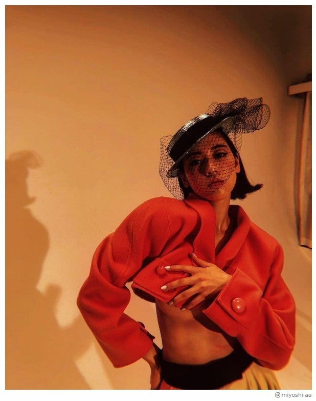 三吉彩花、ジャケットから美バストチラリ 大胆ショットに反響「攻めてる」