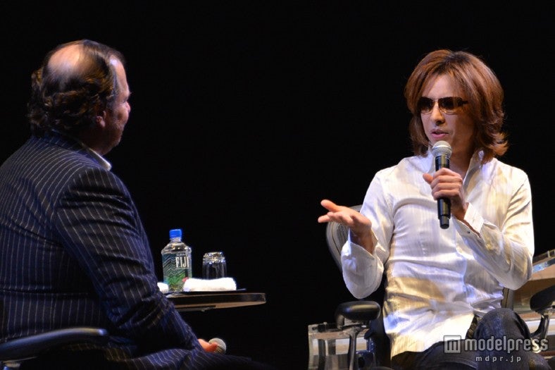 （左より）マーク氏、YOSHIKI