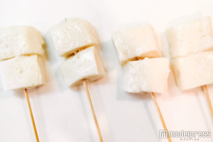固まったお餅を竹串にさす/画像提供:柏原歩