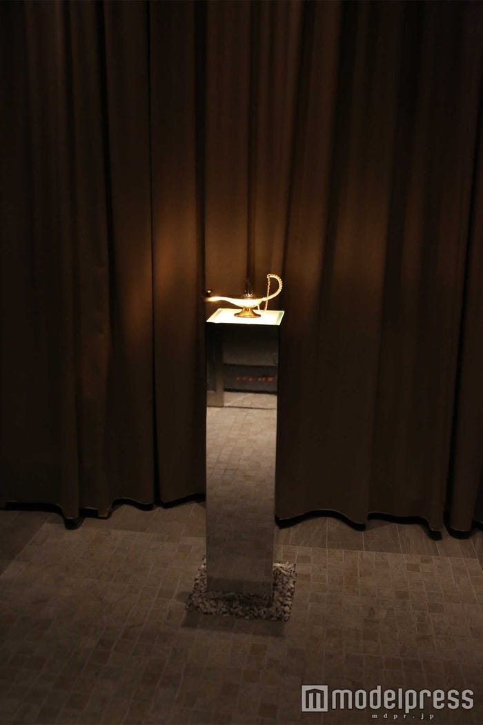 魔法のランプがお出迎え(C)モデルプレス