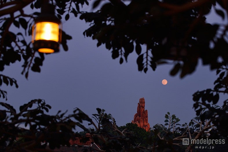 ブルームーンが輝く東京ディズニーランド／ウエスタンランド（C）Disney