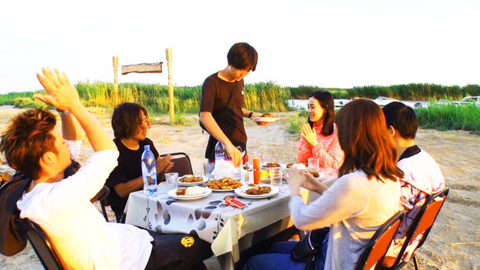 桜子の釣った魚で料理したトム「あいのり:Asian Journey」シーズン2第14話より(C)フジテレビ