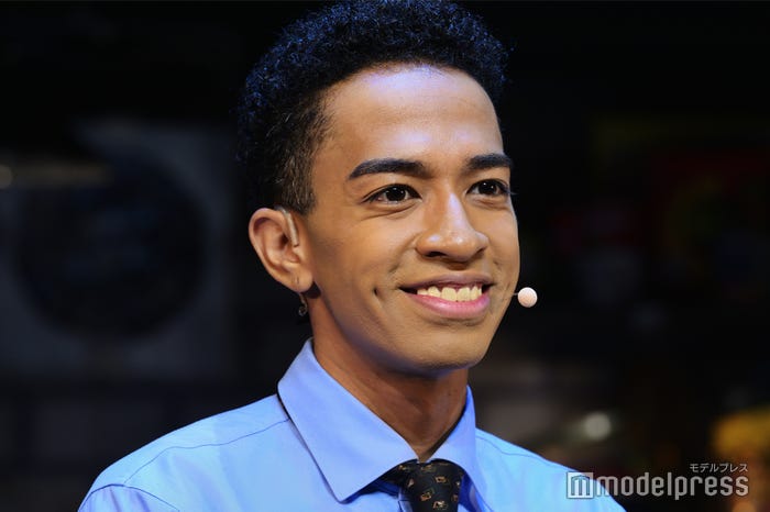 一世一代のカットも周りから反応もらえず嘆く草間リチャード敬太(C)モデルプレス