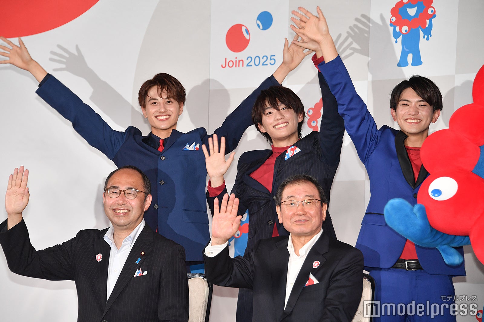 （前列左から）細田健一経済産業副大臣、十倉雅和会長（後列左から）小島健、福本大晴、正門良規（C）モデルプレス