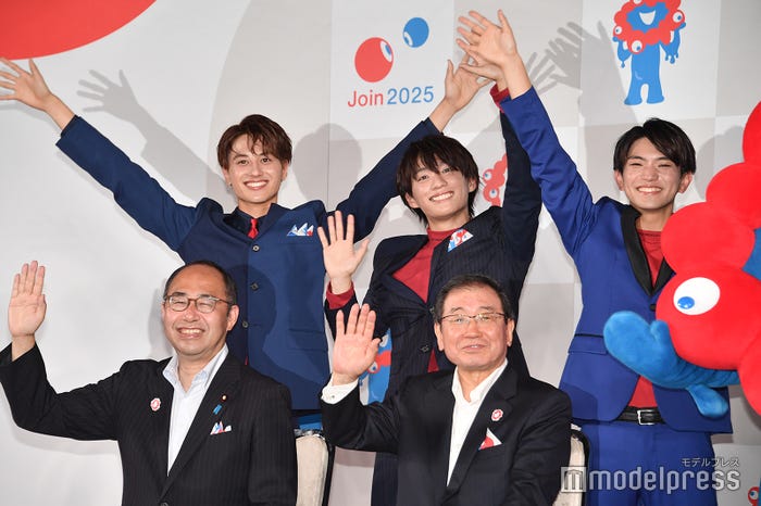 (前列左から)細田健一経済産業副大臣、十倉雅和会長(後列左から)小島健、福本大晴、正門良規(C)モデルプレス