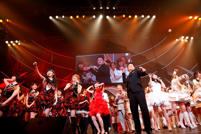 始球式をつとめた米大リーグ、ニューヨーク・ヤンキースの田中将大/「第3回 AKB48 紅白対抗歌合戦」より