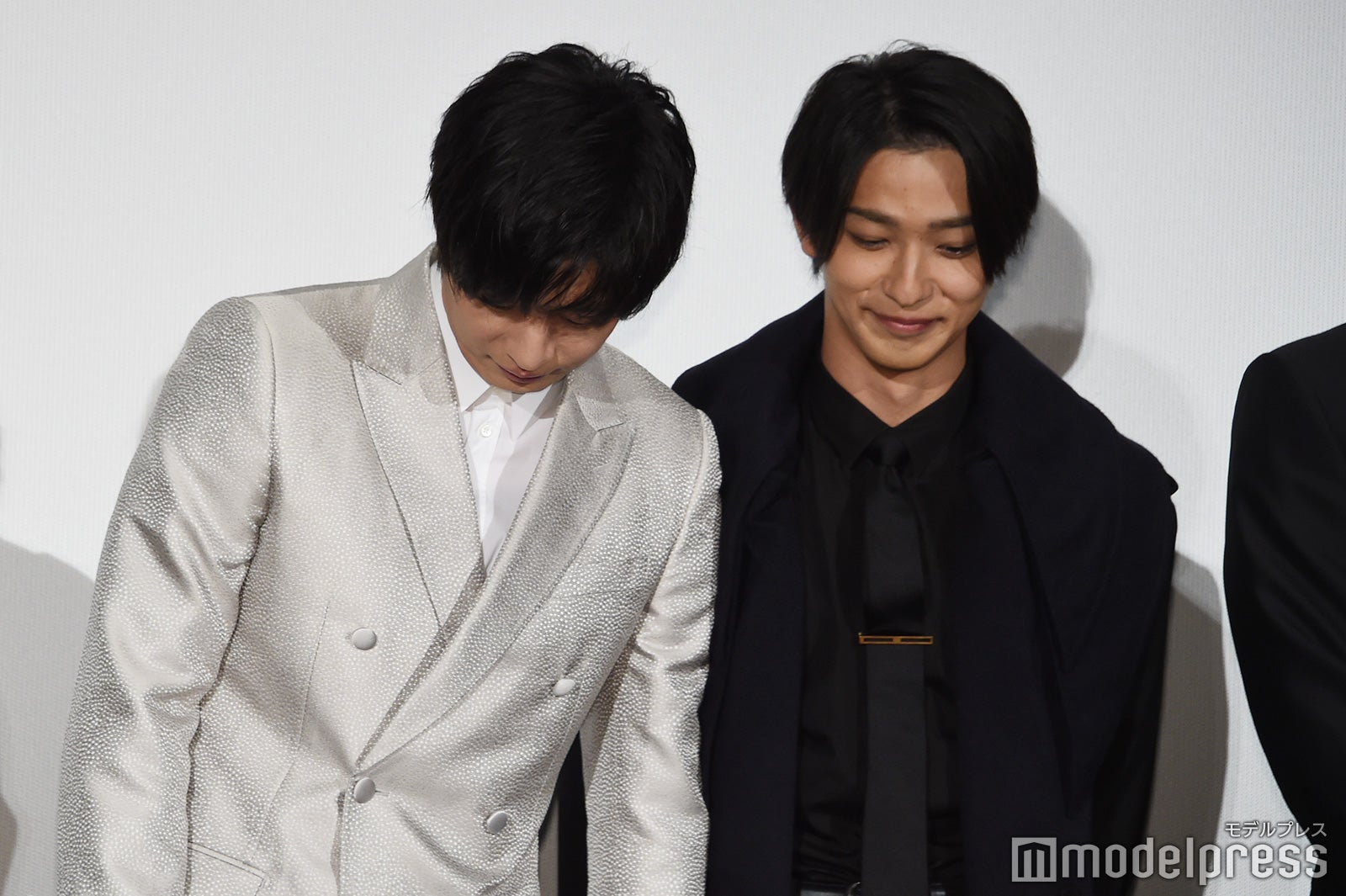 立ち位置を確認する田中圭を笑顔で見守る横浜流星（C）モデルプレス
