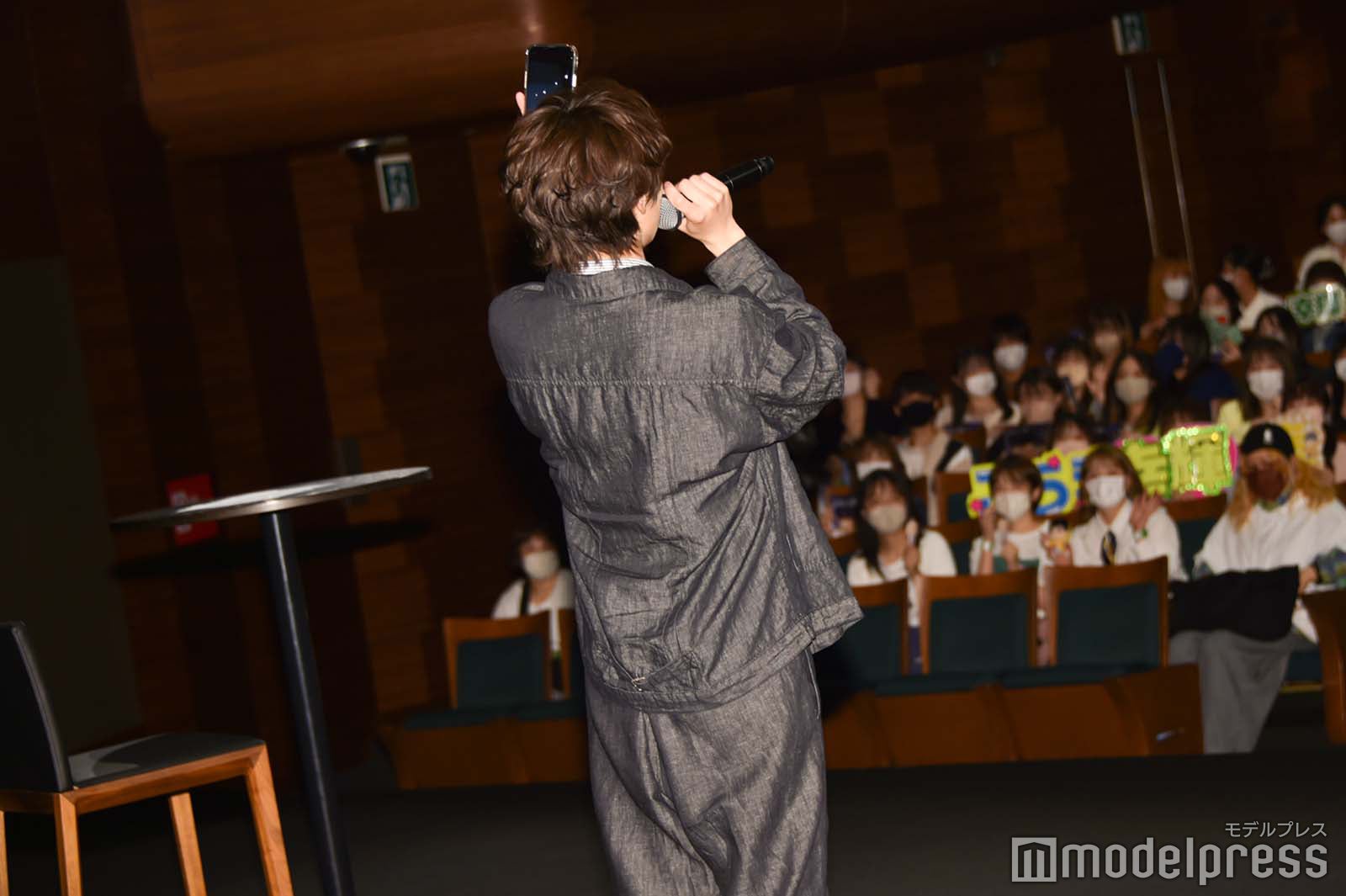 会場に駆けつけたファンと写真撮影をしたいと話す山下幸輝（C）モデルプレス