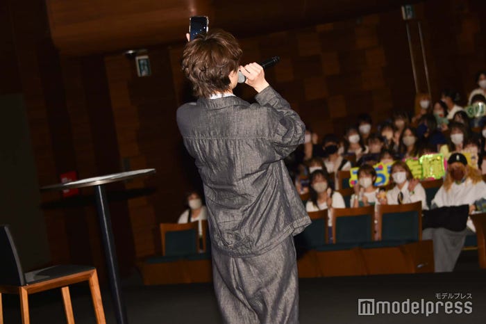 会場に駆けつけたファンと写真撮影をしたいと話す山下幸輝(C)モデルプレス