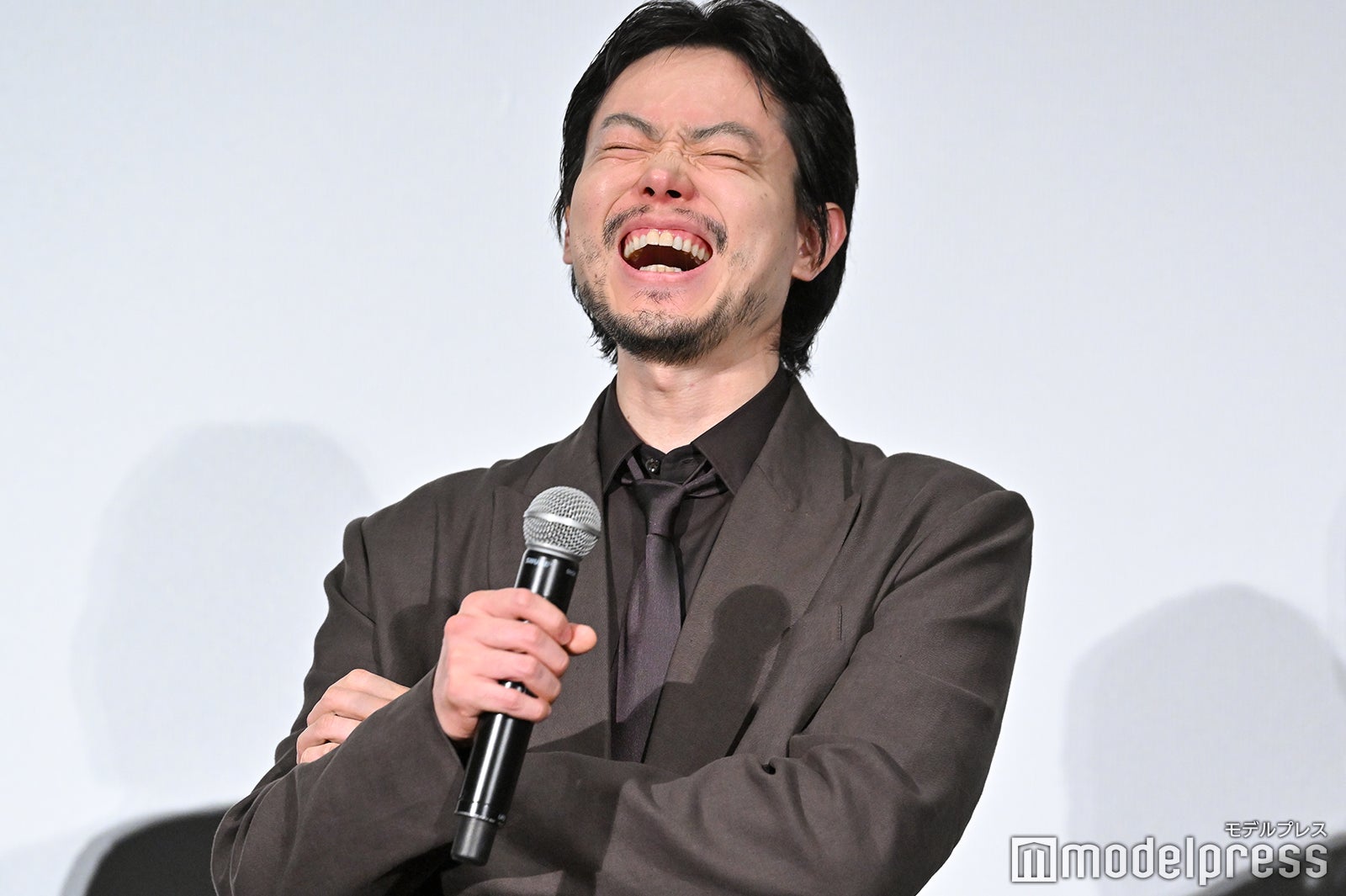 爆笑する菅田将暉（C）モデルプレス