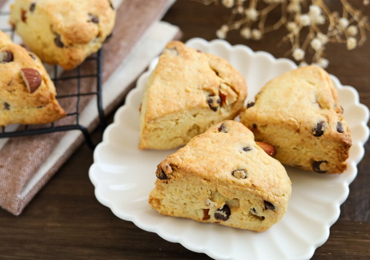 ホットケーキミックスで誰でも簡単！卵もバターもいりません！アーモンドとチョコの豆腐スコーン