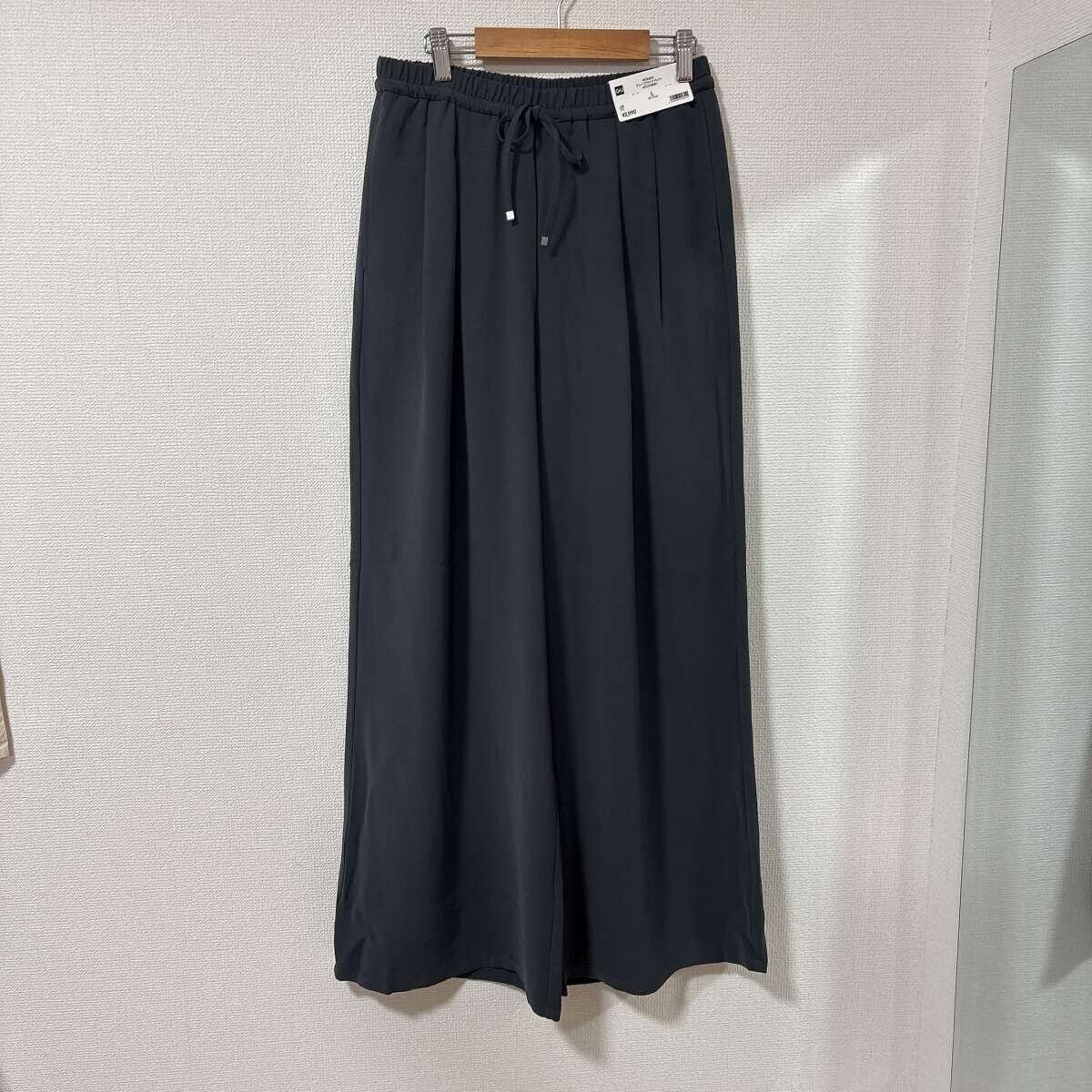 GUのドレープワイドパンツダークグレーの正面ハンガー掛け