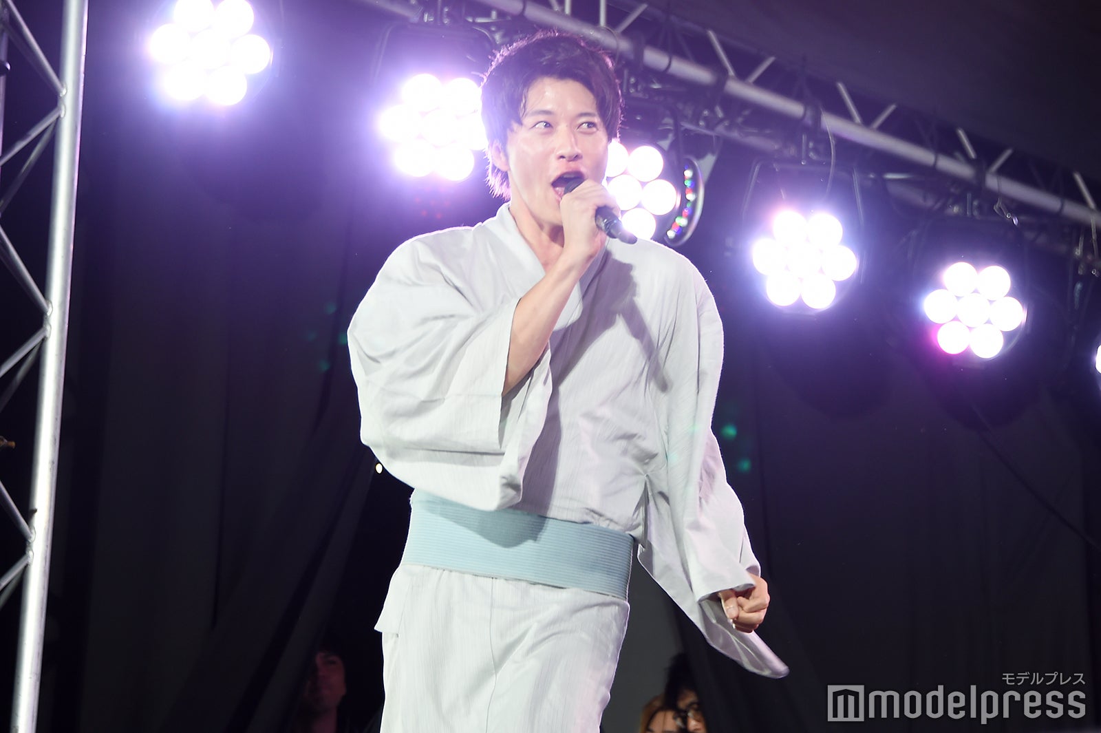 田中圭、小走りで登場 （C）モデルプレス