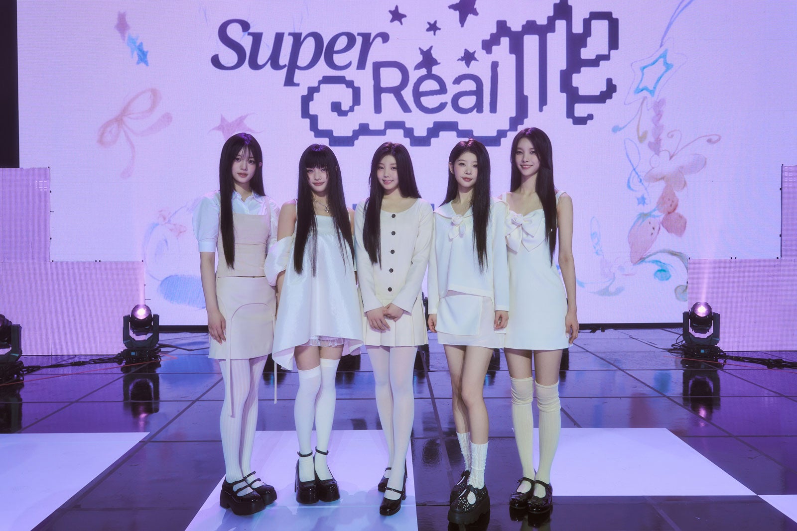 ILLIT／（左から）MINJU、IROHA、WONHEE、MOKA、YUNAH（P）＆（C）BELIFT LAB Inc.