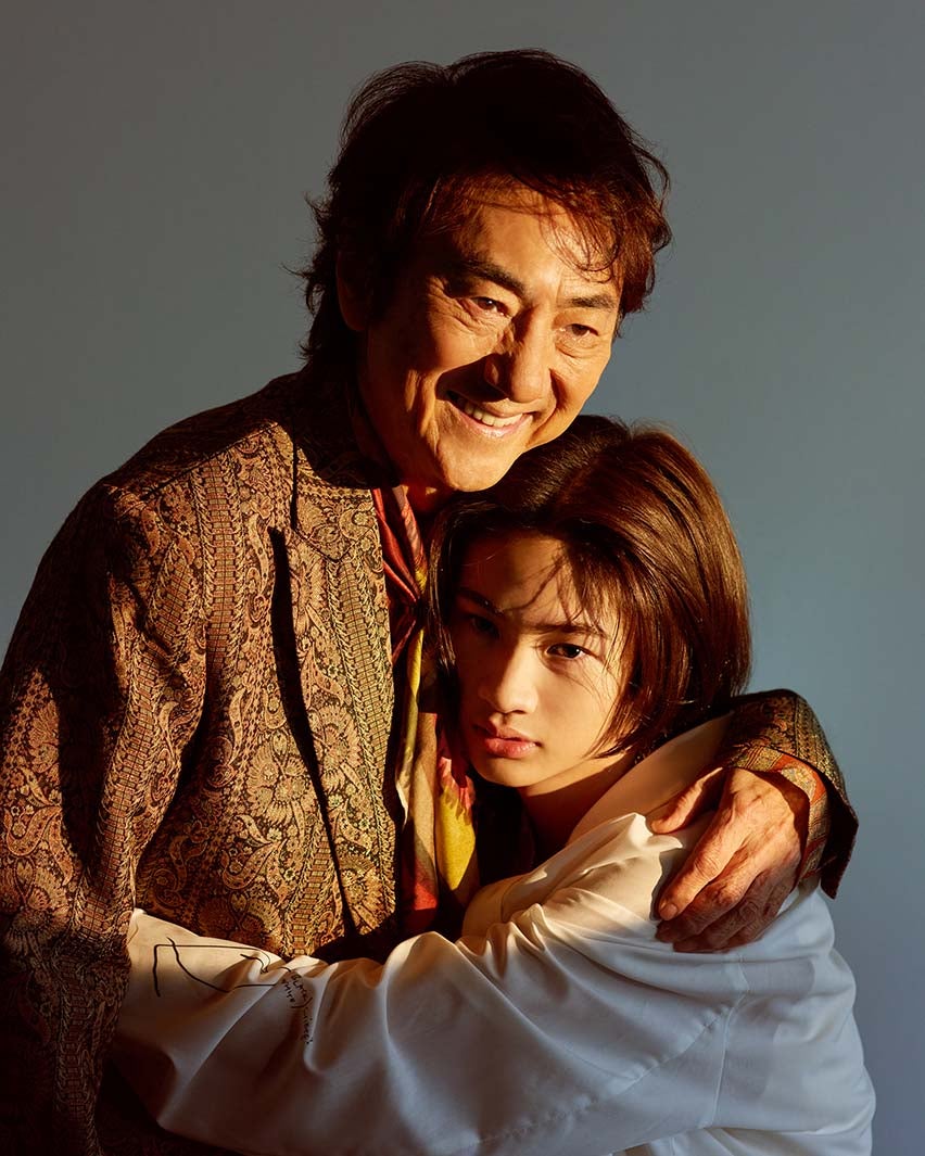 市村正親＆長男・優汰、親子で誌面初共演 愛溢れるハグカット公開