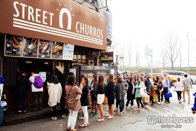 チュロスを求めて行列が出来る「Street Churros」／photo by Seoul Korea