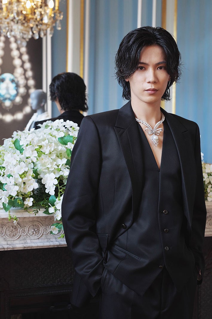 Number_i神宮寺勇太、海外イベント初参加 胸元にミキモト新作 Number_i神宮寺勇太、海外イベント初参加 胸元にミキモト新作