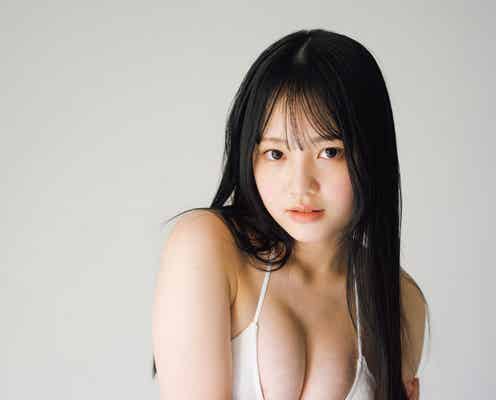 謎の新人JK・鈴原すず、水着姿で美谷間強調