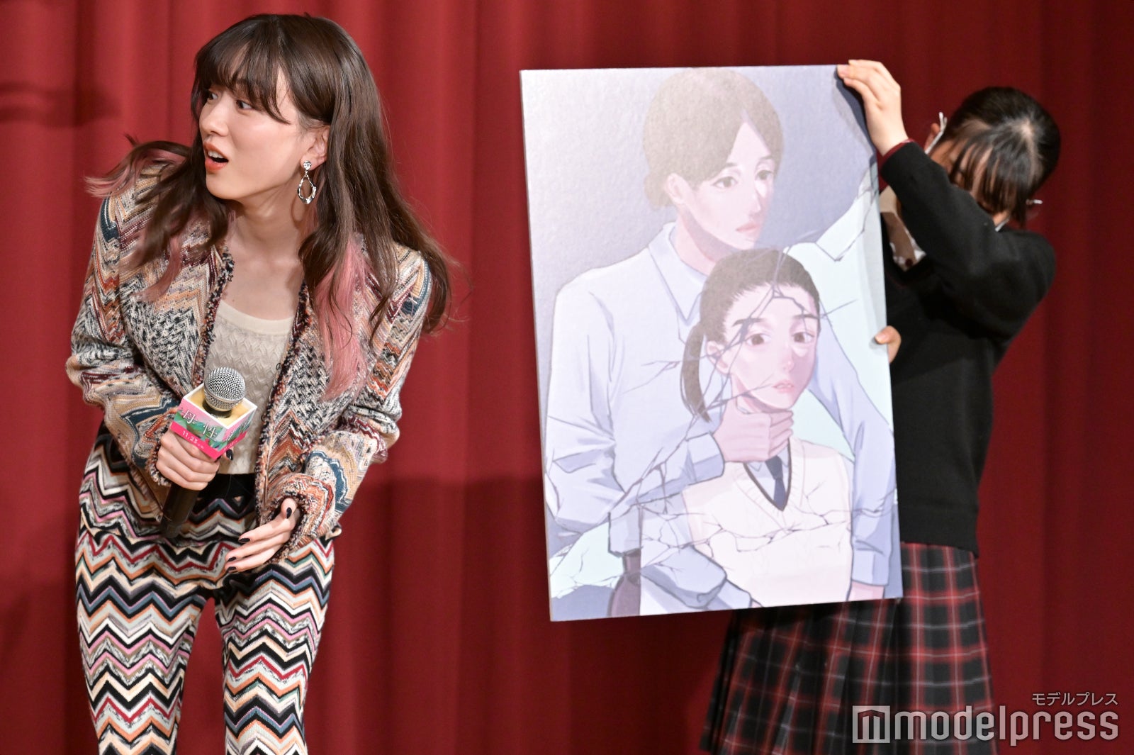 永野芽郁と女子高生 （C）モデルプレス