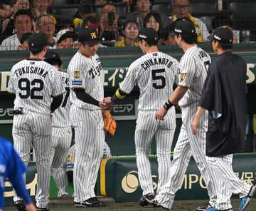 阪神・藤川監督 石井が復活登板「向上し続けていくことを望むし、期待しているし」「激しいですね、勝負はね」
