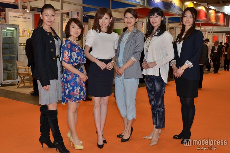 FOODEX美食女子メンバー（中央：「CanCam」モデル近藤しづか）