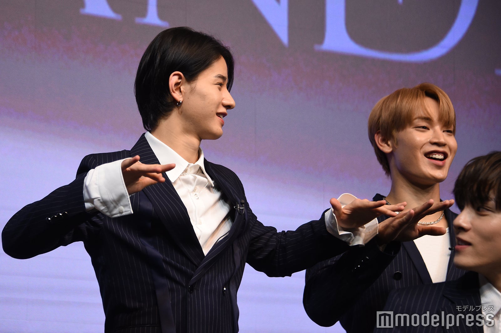 白岩瑠姫のカスカスダンスを再現する佐藤景瑚、與那城奨 （C）モデルプレス