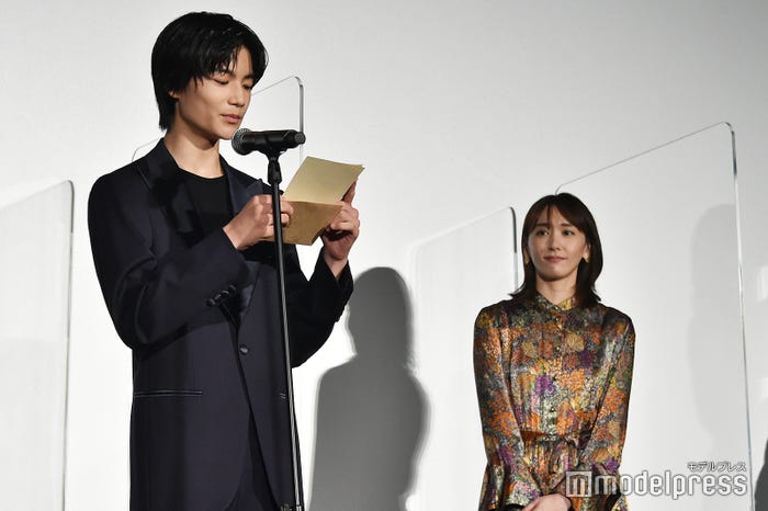 城桧吏からの手紙を聞く新垣結衣(C)モデルプレス