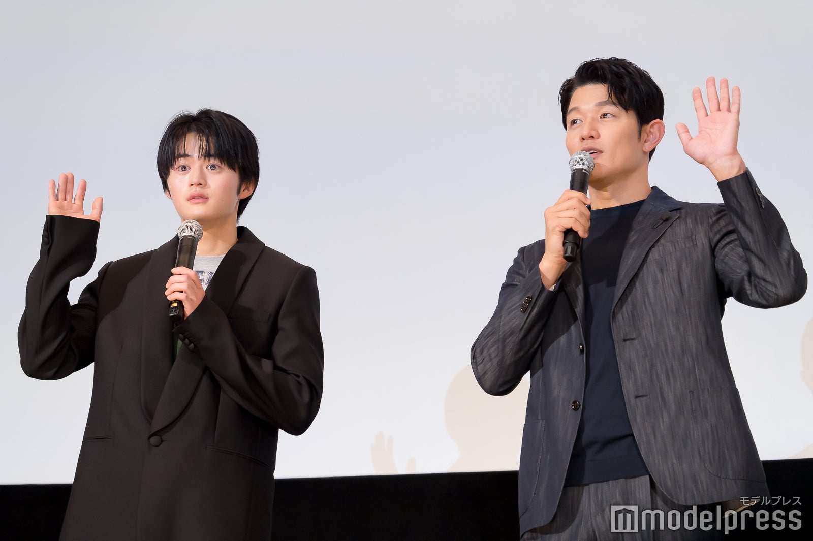 鈴鹿央士、鈴木亮平（C）モデルプレス