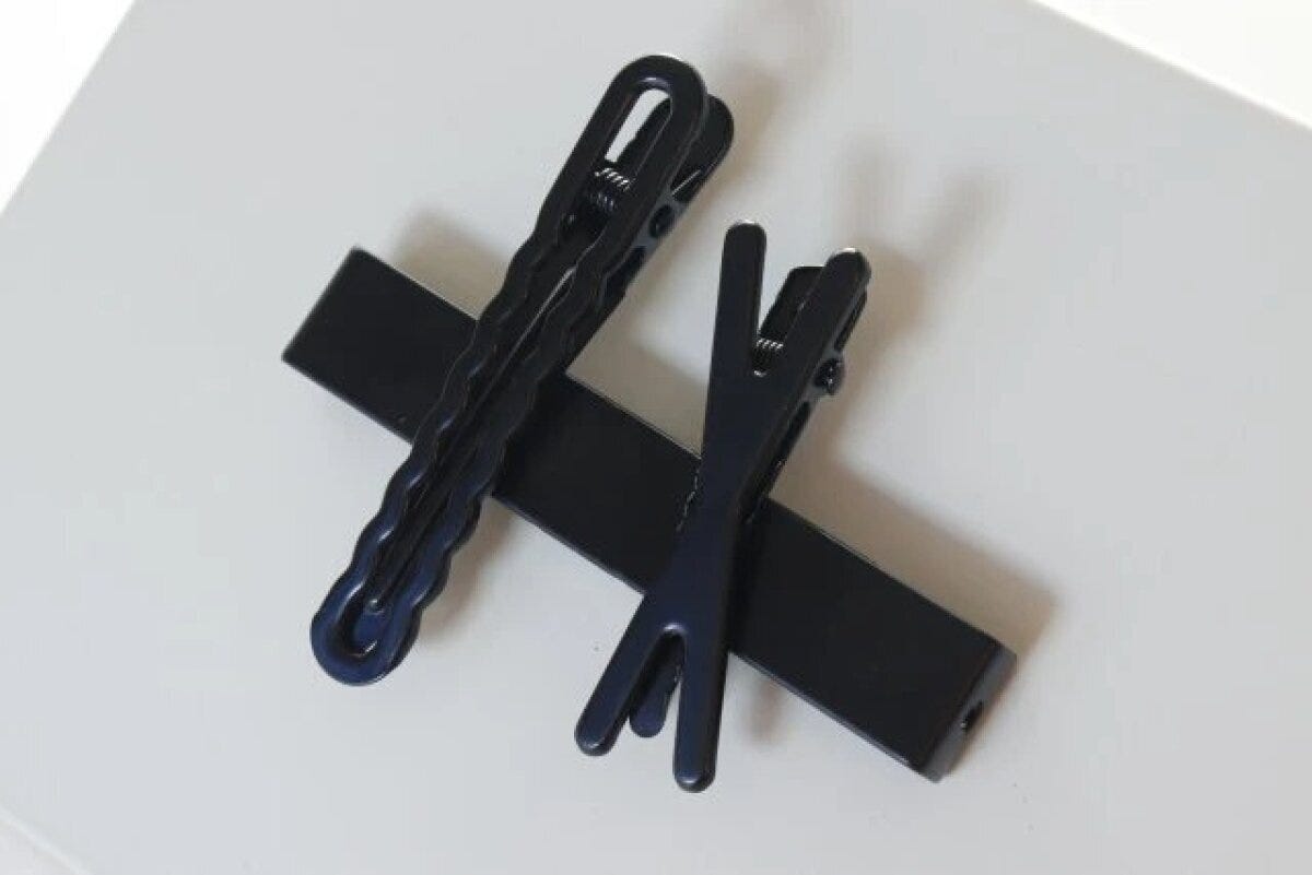 ダイソー　2way小物ホルダー（マグネット付、ブラック）　使用例　ヘアピン　マグネット