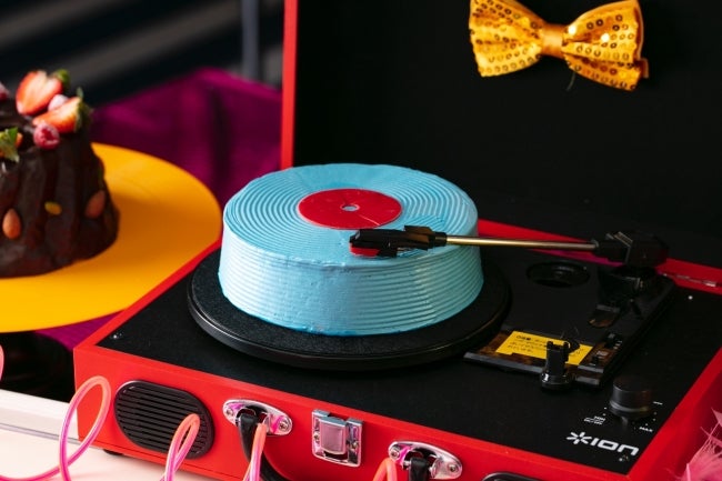 まわるレコードにシンパシー ストロベリーミルクレープケーキ／画像提供：ヒルトン東京お台場