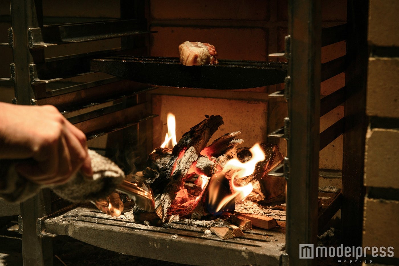 火と煙で料理を仕上げる／画像提供：CALME