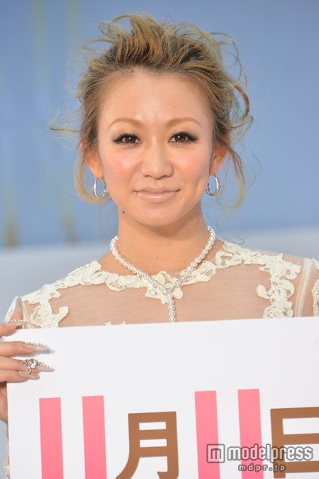 倖田來未、SEXYドレスで美ボディ披露 サプライズに「本当に幸せ」