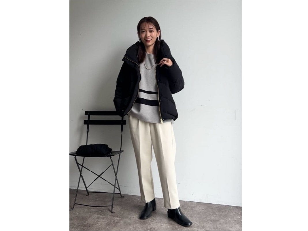 カジュアルなアウターときれいめな白パンツの相性は抜群　出典：WEAR