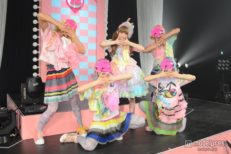 きゃりー（中央）