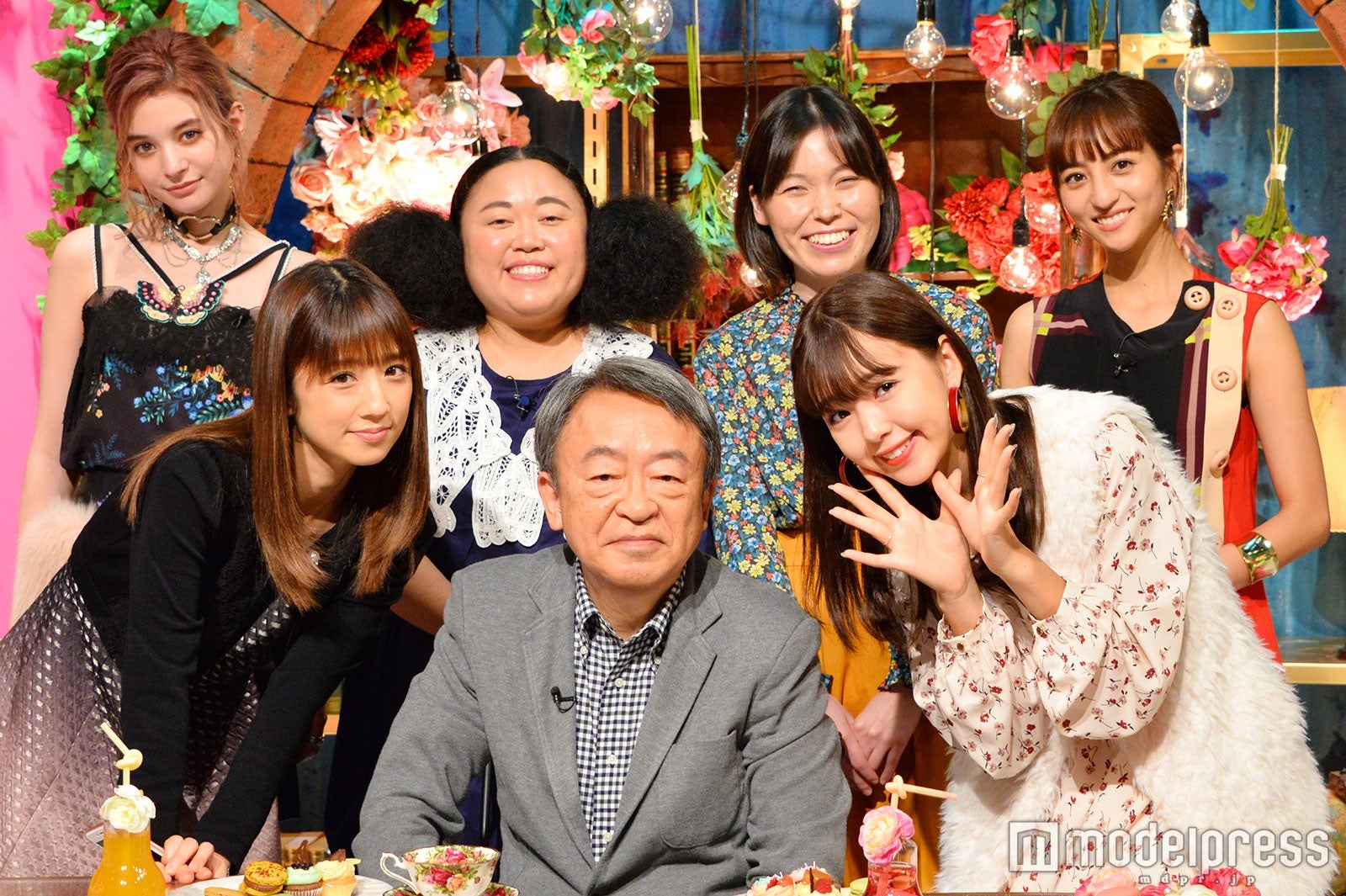 （前列左から）小倉優子、池上彰、藤田ニコル（後列左から）瑛茉ジャスミン、江上敬子（ニッチェ）、誠子（尼神インター）、堀田茜（C）モデルプレス